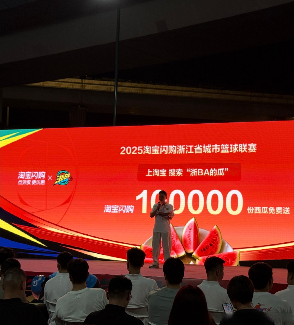 今晚浙江稠州调整名单以备社区盾，篮板制胜环节打磨，球迷炸锅，临场指挥获称赞的简单介绍